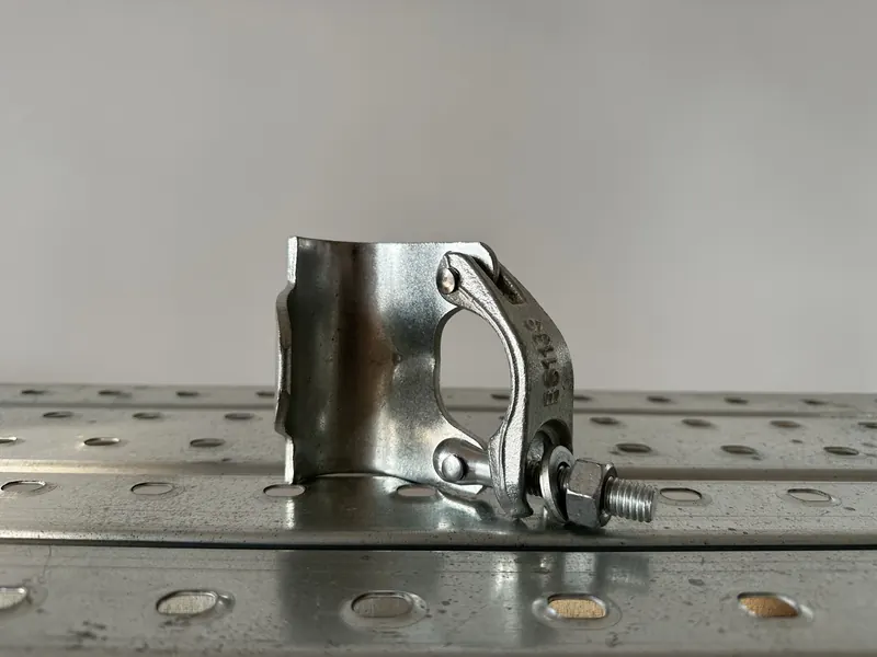 Scaffold putlog coupler with a single flap and bolt